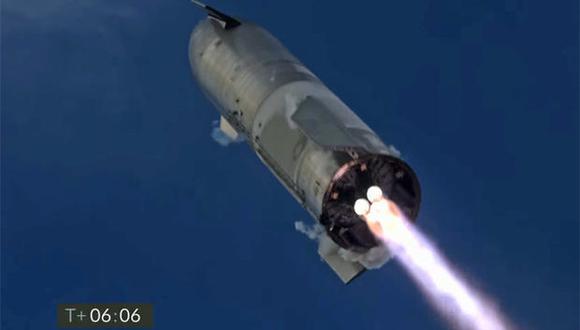 El prototipo de nave espacial de Elon Musk logró encender sus tres motores para un primer aterrizaje de cola. (Foto: Webcast de SpaceX)