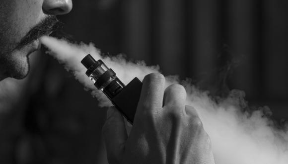 Por lo general, los cigarrillos electrónicos no son considerados tan riesgosos como los de tabaco, pero un nuevo hallazgo pone en sobre aviso a sus usuarios. (Foto: Pixabay/Referencial)