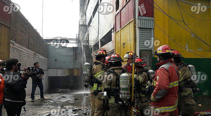 Incendio en Las Malvinas: bomberos ingresan en grupos de seis para verificar la estructura (VIDEO) 