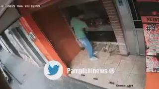 Hombre roba a como de lugar un pollo a la brasa: metió las manos a la brasa caliente | VIDEO