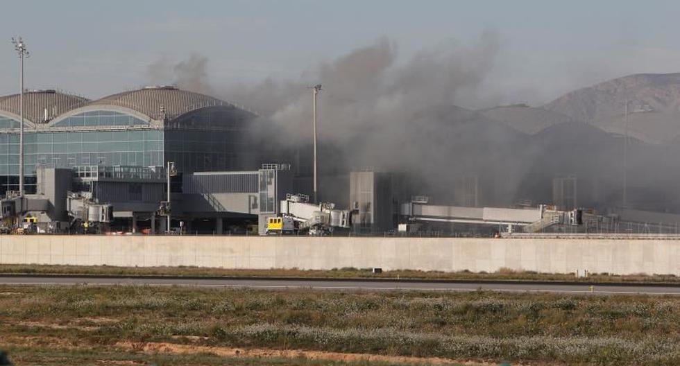 El fuego afectó unos 1.200 m2 de techo de la terminal, según los servicios de emergencia de Valencia. (EFE)