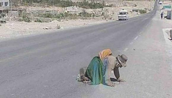 Anciana que gatea todos los días para cruzar la carretera recibirá apoyo de Pensión 65│FOTOS