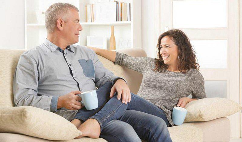 Las ventajas y desventajas de salir con alguien mayor 