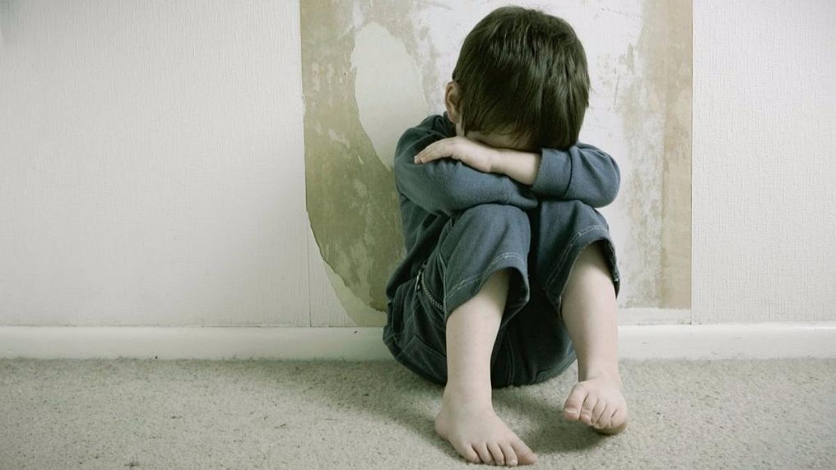 Padre golpea brutalmente a su hijo por salir a defender a su madre