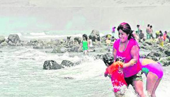 Cientos se bañan en playa contaminada