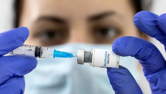 La vacuna contra la viruela del mono por ahora solo es producida por la compañía danesa Bavarian Nordic. Ya se aplica en Europa y Estados Unidos. (Foto Reuters)