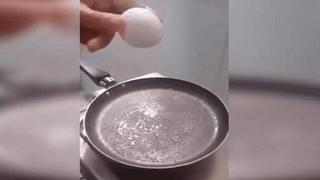 Joven se lleva una sorpresa al intentar freír un huevo (VIDEO)