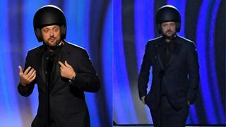 Grammy 2022: Humorista usa un casco en el escenario para evitar que lo golpeen como a Chris Rock