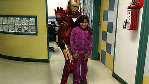 México: Vestido de superhéroe, un médico lleva alegría a niños con cáncer   