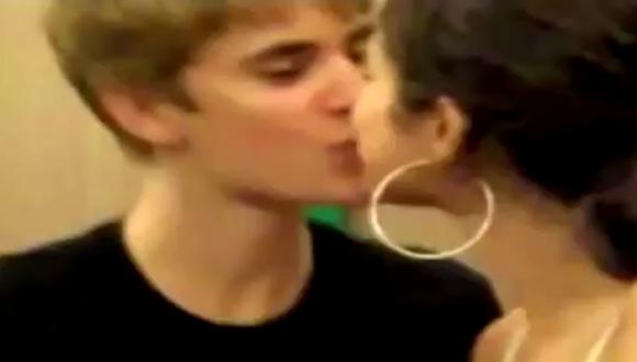 Justin Bieber y Selena Gomez se besan en público