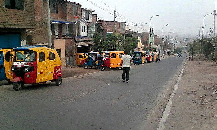 San Juan de Miraflores: talleres para mototaxis impiden el paso de peatones