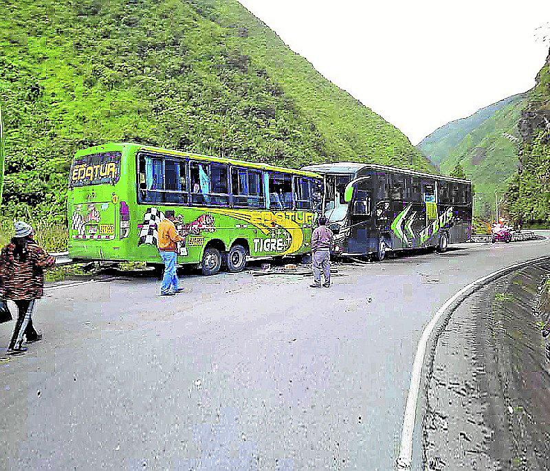 Viajan para votar, buses chocan y hay 42 heridos