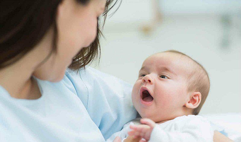 El apego del bebé ante los brazos de la madre