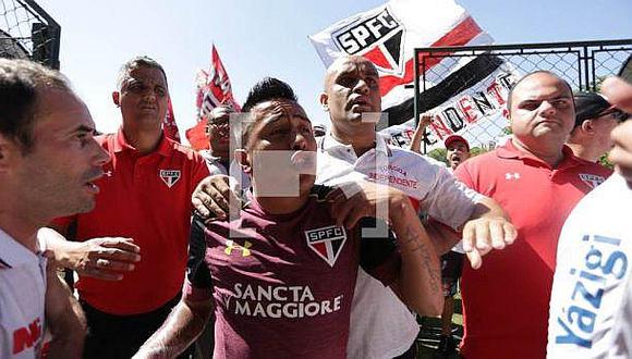 Hinchas invaden campo del Sao Paulo, agreden a jugadores y Cueva tiembla