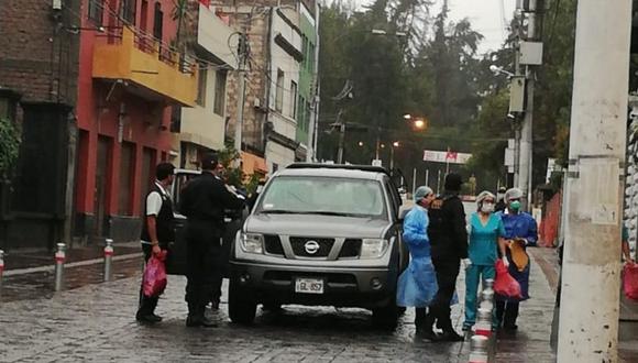 Arequipa: Médicos de la red Yanahuara toman muestras a casos sospechosos de coronavirus son implementos de bioseguridad.