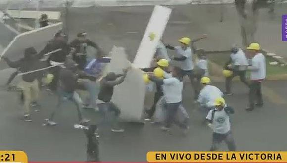 Hinchas de Alianza Lima ingresan a explanada y atacan a evangélicos (FOTOS)