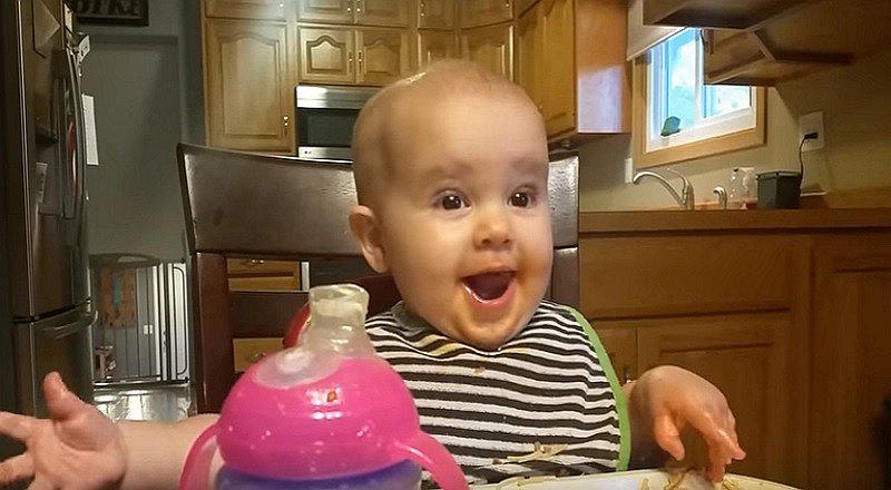 YouTube: Bebé con maléfica y contagiosa risa es la sensación en Internet [VIDEO]