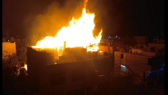 Gran incendio consume edificio y amenaza con expandirse en Trujillo