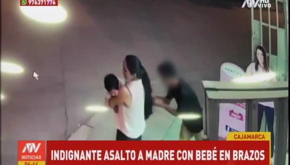 Cámaras de seguridad de una botica registraron el robo a una madre de familia con su bebé en brazos. (Foto captura: ATV)