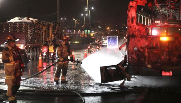 Bus se incendió en avenida Evitamiento en horas de la noche. Foto: César Grados/GEC