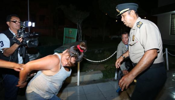 El Agustino: Mujer ebria agarra a patadas y muerde a policía [FOTOS]   
