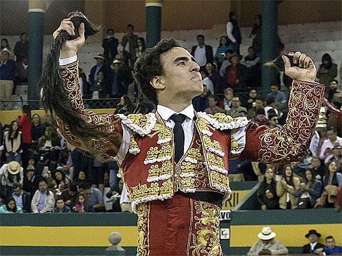 ​Torero peruano Joaquín Galdós triunfa con indulto de toro en Ecuador