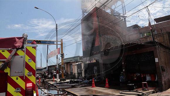 Incendio afectó edificio familiar en el Rímac, pero no dejó heridos (FOTOS)