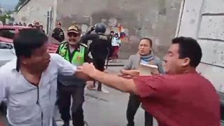 Congresista arma broncaza con manifestante malcriado: le rompen el polo y termina sonriente | VIDEO