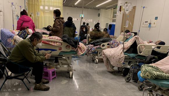 Esta imagen muestra a pacientes con covid-19 en camas en el Hospital Tianjin Nankai en Tianjin el 28 de diciembre de 2022. (Foto de Noel Celis / AFP)