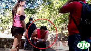 Hombre que acosaba a mujer en la calle, le pide perdón de rodillas | VIDEO