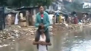 Polémica por periodista indio que informa sobre inundaciones en hombros de un afectado [VIDEO] 
