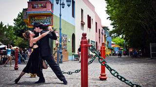 Prohíben bailar tango en Argentina porque "se gasta el piso" [VIDEO]