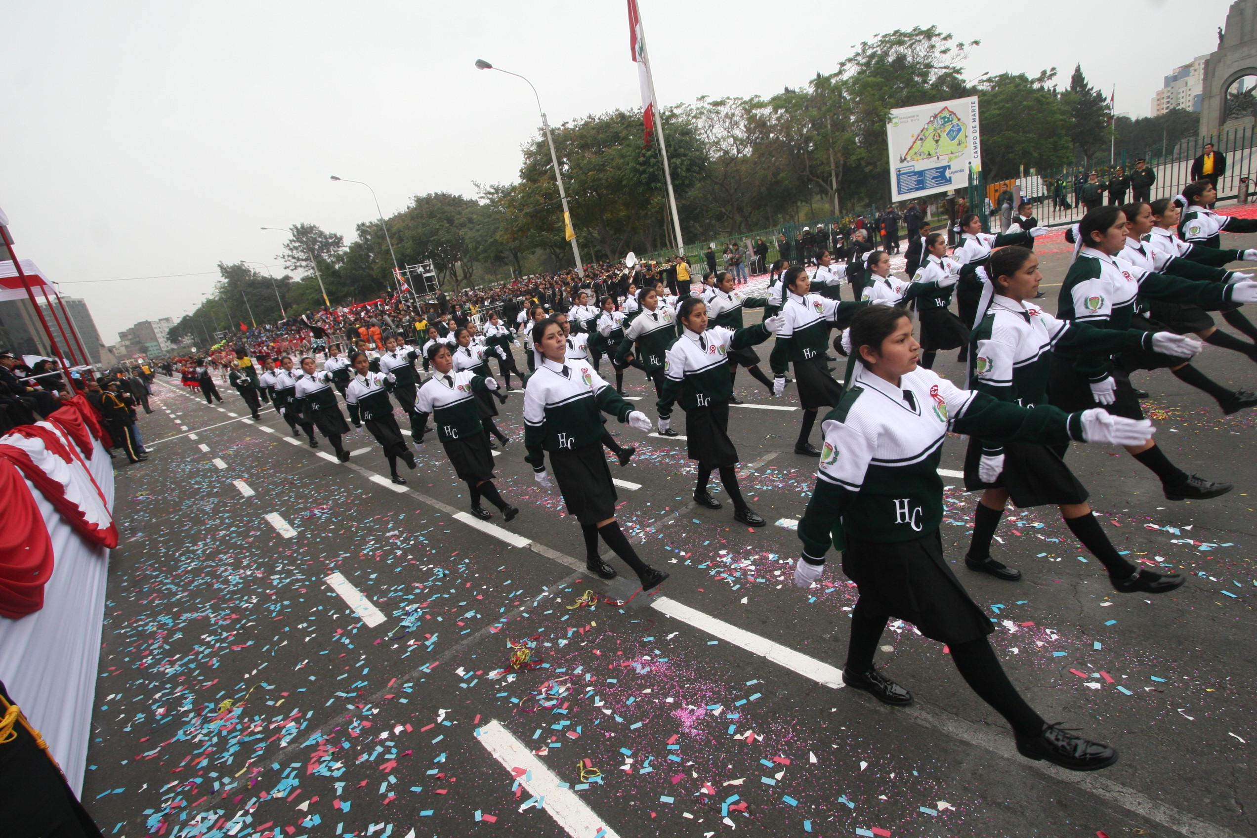Colegio Santo Domingo el Apóstol de San Miguel ganó Desfile Escolar 2010 