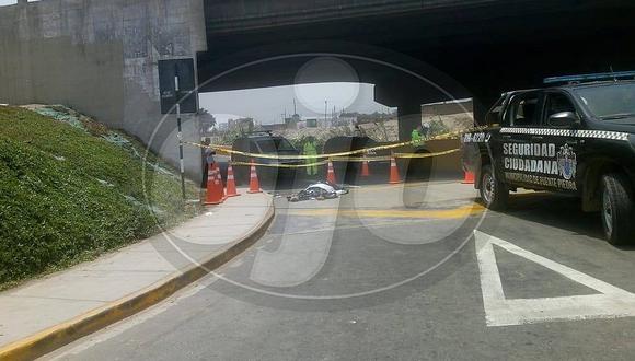 Auto atropella a mamá en puente y la lanza cinco metros abajo (FOTOS)