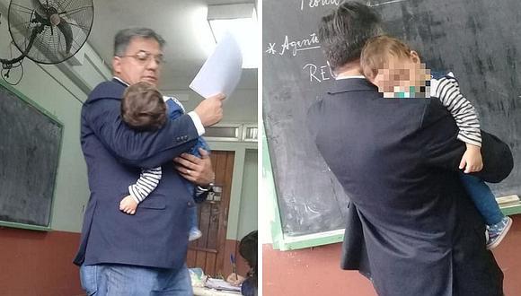 Profesor hace clases con bebé en brazos para que su alumna pueda atender (FOTOS)