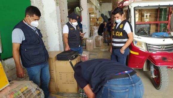 Piura: Agentes de la Divincri Piura incautaron más 15 mil cigarrillos de contrabando enviados bajo la modalidad de encomienda. (Foto PNP)