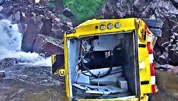 Camión de caudales impactó contra pesadas rocas de un río. (Foto: Redes Sociales)