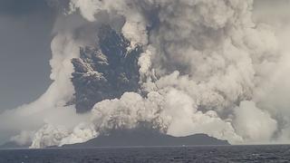 Erupción de volcán submarino en Tonga: Impactantes videos del tsunami en el Pacífico