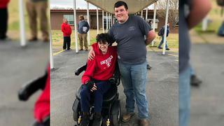Trabajó por dos años para comprarle una silla de ruedas eléctrica a su mejor amigo 