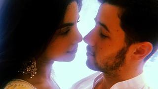 Nick Jonas y Priyanka Chopra se comprometen en hermoso ritual hindú