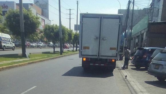 Miraflores: camión descarga en zona prohibida
