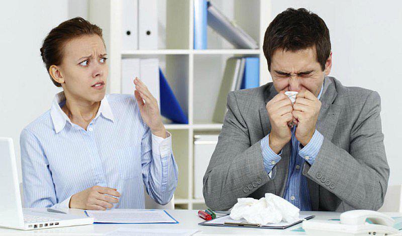 ¿Estás con gripe? 4 consejos para ir a trabajar sin sufrir en la oficina