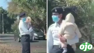 Mujer policía ordena el tránsito cargando a su bebé porque no tuvo dónde dejarlo | VIDEO