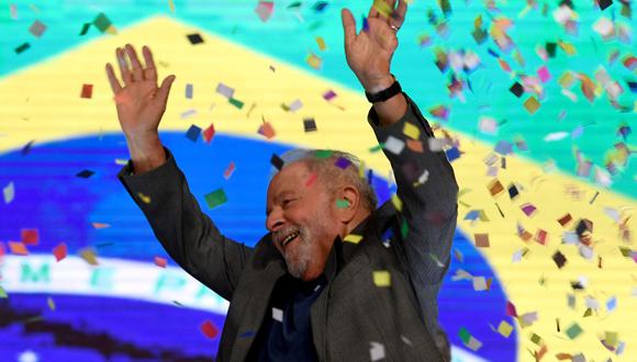 Luiz Inácio Lula da Silva, saluda a sus simpatizantes durante un mitin político en Brasilia, el 12 de julio de 2022. Este domingo se impuso a Jair Bolsonaro en la segunda vuelta presidencial. (EVARISTO SA / AFP).