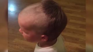 YouTube: Bebé se afeita la cabeza con la máquina de su papá [VIDEO] 