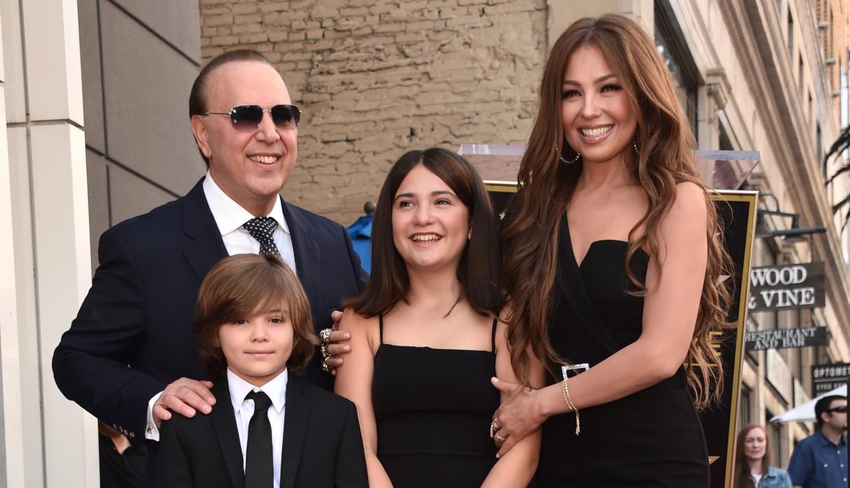 Thalía y sus hijos acompañaron a Tommy Mottola en la develación de su estrella en Hollywood. (Foto: AFP)