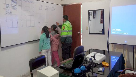 La Sección de Policía Comunitaria de la comisaría de Tahuantinsuyo se ha transformado en un salón de clase. (Foto: Juan Sequeiros)