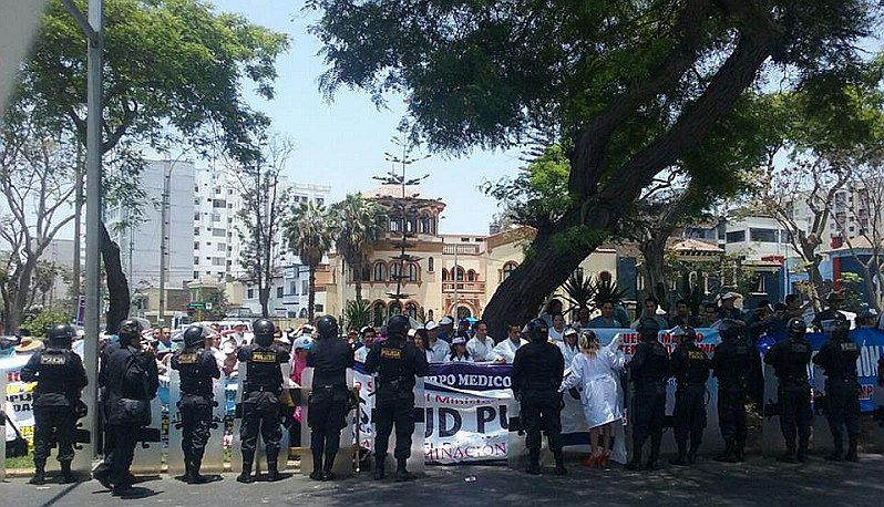 ¡En paro! Médicos y enfermeros realizan plantón en Ministerio de Salud (FOTOS + VIDEOS)