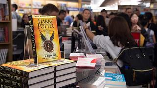 Harry Potter: Fans hacen largas colas para comprar nuevo libro
