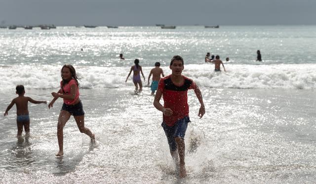 Los asistentes disfrutaron del mar hasta entrada la tarde. (foto: Renzo Salazar / @photo.gec)